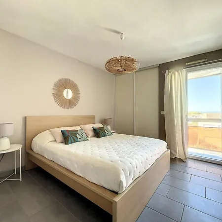 Appartement F2 Renove Sur Avec Parking A Carnon - Fr-1-715-78 *